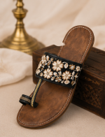Floral Fusion Toe-Ring Mojari - Image 3