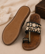 Floral Fusion Toe-Ring Mojari - Image 6