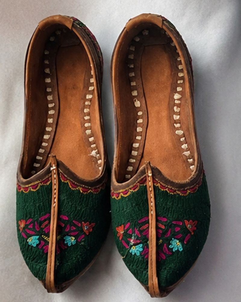 e69e5da5-c127-40ff-90f7-195b11a994be Emerald Floral Handcrafted Ethnic Jodhpuri Mojari & Rajasthani Shoes For Men - Image 1